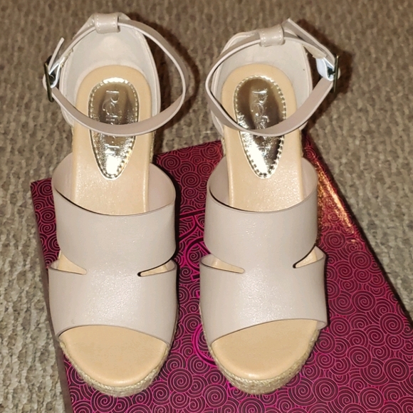 NIB REFRESH Vegan Leather 7 Taupe Wedges - Picture 2 of 6